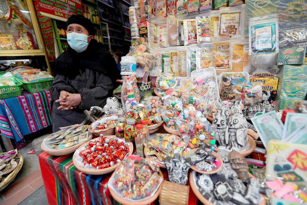 Una mujer aimara 'chiflera' de las calles paceñas Linares y Melchor Jiménez, donde se encuentra el Mercado de las Brujas.