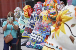 Calaveras gigantes homenajean a Frida Kahlo por el Día de Muertos en México