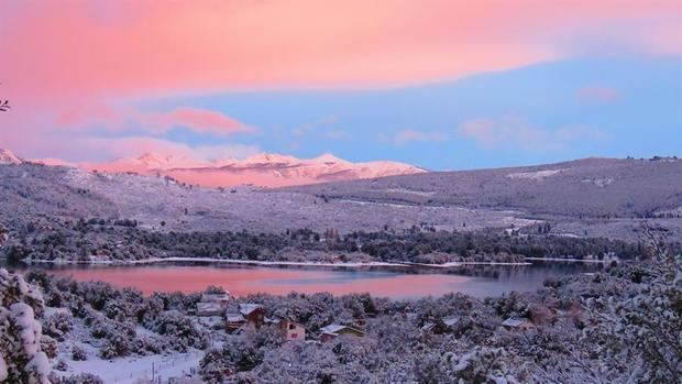 Fotografía sin fecha cedida por la Cámara de Turismo de Villa Pehuenia de un atardecer de invierno en la provincia de Neuquén (Argentina). 