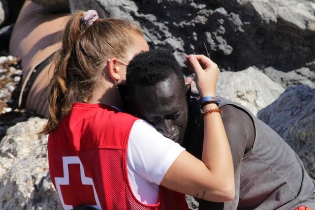 El abrazo de una trabajadora de la Cruz Roja y un migrante que logró cruzar uno de los espigones fronterizos de Ceuta el pasado mes de mayo es una de las imágenes que forman parte de felicitación navideña y de año nuevo de la Agencia EFE.