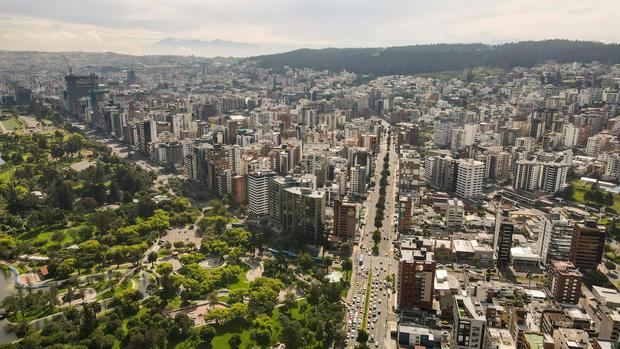 Fotografía del 16 de junio de 2021, tomada desde un dron, que muestra la zona norte de la ciudad de Quito, Ecuador.