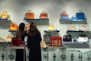 Varios bolsos de lujo de la marca Hermès expuestos en la casa de subastas Sotheby's en Hong Kong.