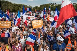 Miles de contrarios al pase sanitario vuelven a salir a las calles de Francia