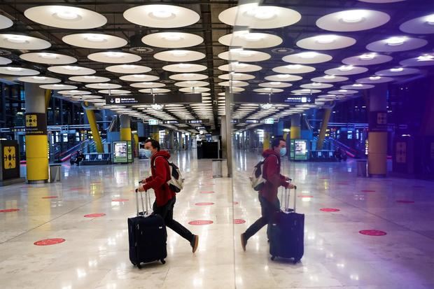 Un pasajero cruza una de las salas del Aeropuerto Adolfo Suárez Madrid-Barajas.