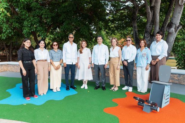 Banco Popular y la Alcaldía del Distrito Nacional colocan nuevas máquinas de ejercicio en el parque Mirador Sur.