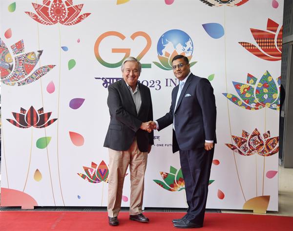 El secretario general de Naciones Unidas, António Guterres (i) es recibido en Nueva Delhi, donde participará en la cumbre del G20. 