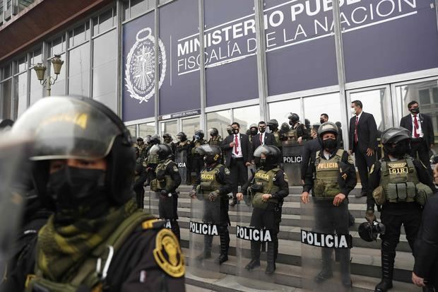 Miembros de la policía vigilan la entrada de la Fiscalía de la Nación donde acudió hoy el presidente de Perú, Pedro Castillo, en Lima Perú.