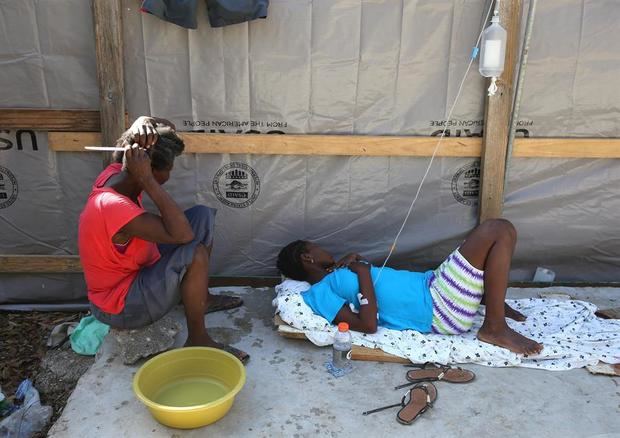 El cólera fue introducido en la nación en octubre de 2010 por las tropas nepalesas que formaban parte de la Misión de Estabilización de las Naciones Unidas en Haití (Minustah), causando al menos 10.000 muertes en el país.