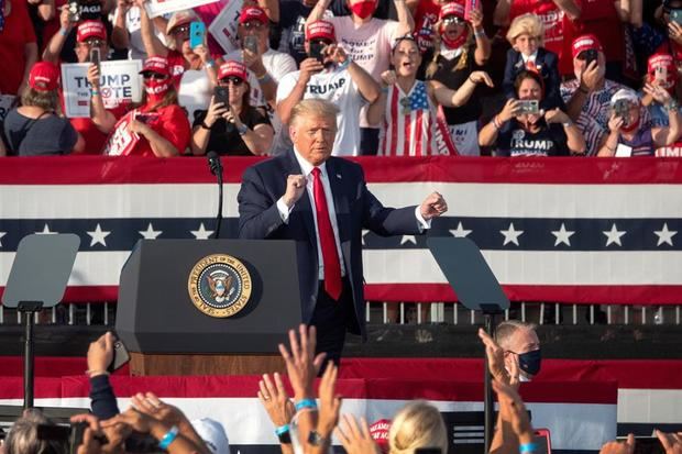 El presidente de EE.UU., Donald J. Trump, habla durante un mitin en Villages Polo Club, en la localidad de The Villages, Florida, EE.UU.