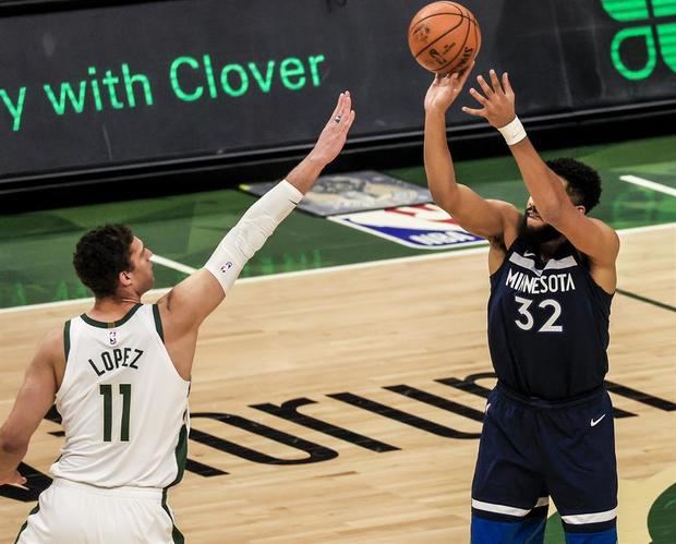 El jugador más destacado del partido fue el pívot de los Wolves, Karl-Anthony Towns (d), que también consiguió un doble-doble con 33 puntos, 10 rebotes, 1 asistencia y 1 tapón.