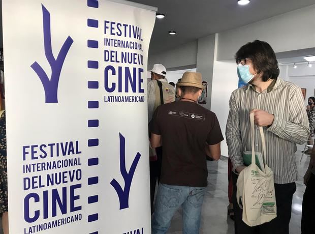 Fotografía de archivo, tomada en diciembre de 2021, en la que se registró a un joven al observar un cartel promocional del 42 Festival Internacional del Nuevo Cine Latinoamericano, en el capitalino cine Chaplin, en La Habana, Cuba.