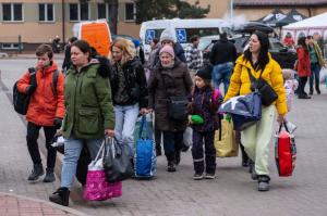 Los refugiados ucranianos llegan a Polonia estresados y ansiosos