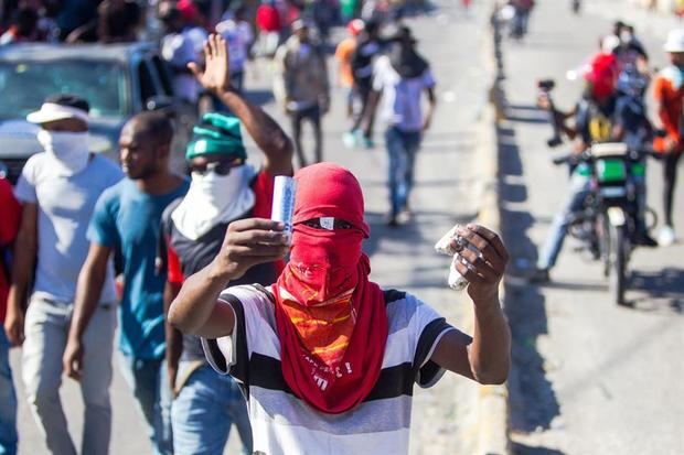 Varias personas protestan para forzar la renuncia del presidente de Haití, Jovenel Moise, hoy, en Puerto Príncipe, Haití.