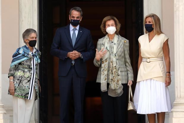 La reina Sofí­a se reúne con el primer ministro y la presidenta de Grecia.