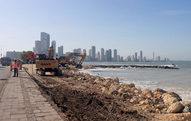 Fotografía del 28 de diciembre de 2021 que muestra los trabajos de protección costera que se adelantan en Cartagena de Indias, Colombia.