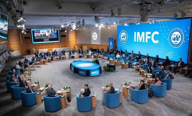 Fotografía cedida por el Fondo Monetario Internacional (FMI) donde aparecen los participantes en la sesión plenaria de las reuniones anuales en la sede del organismo en Washington.
