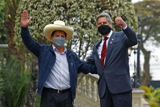 Fotografía cedida por la presidencia de Perú del presidente electo de Perú, el izquierdista Pedro Castillo (i), es recibido por el presidente Francisco Sagasti, hoy en el Palacio de Gobierno en Lima, Perú.