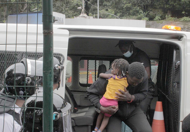 Miembros del Instituto Nacional de Migración (INM) llevan a cabo un operativo para detener a migrantes, en su mayoría procedentes de Haití, hoy, en la ciudad de Tapachula, en el estado de Chiapas, México.