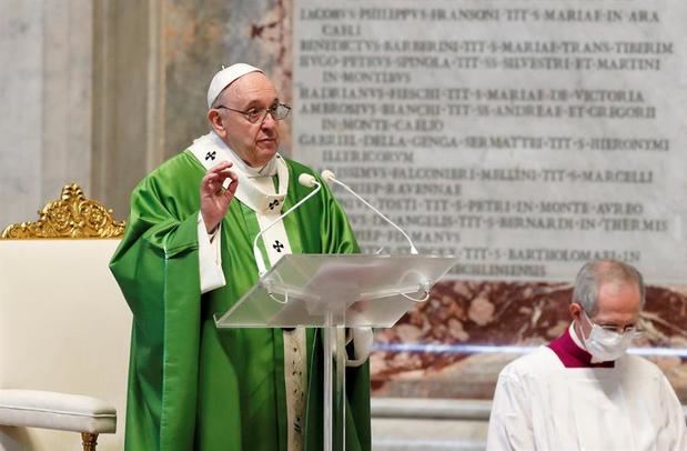 El papa invita a servir a los pobres en Navidad y no solo pensar en comprar.