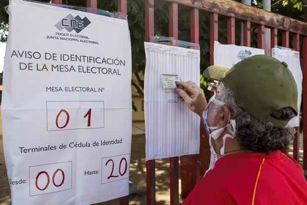 Un ciudadano fue registrado este domingo al confirmar su número de identificación en un centro de votación, durante las elecciones legislativas, en Maracaibo (estado de Zulia, Venezuela.