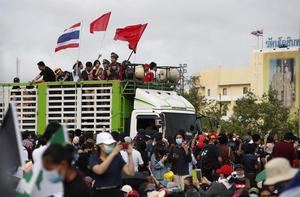 Una multitudinaria protesta reta al Gobierno y a la monarquí­a en Tailandia