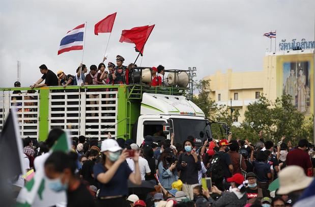 Una multitudinaria protesta reta al Gobierno y a la monarquí­a en Tailandia.