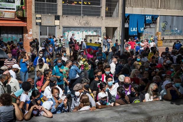 Decenas de personas asisten a una ceremonia de exhumación de los restos de José Gregorio Hernández.