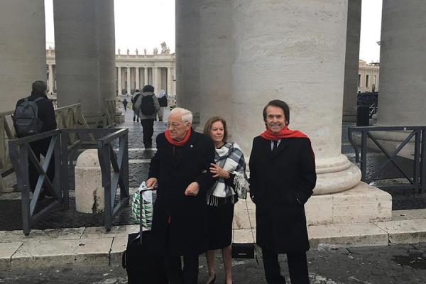 El cantante Raphael, acompañado por su esposa, Natalia Figueroa (c), y por el padre Ángel (i), posa para el fotógrafo tras encontrarse con el papa en una audiencia antes de acudir a la inauguración de un nuevo proyecto solidario de Mensajeros de la Paz, este lunes en Roma (Italia).