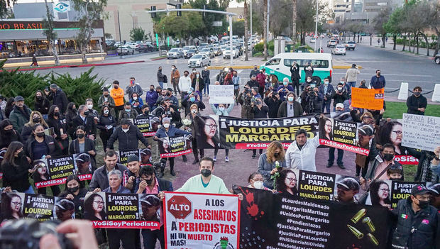 Periodistas protestan en el Monumento de las Tijeras para rechazar la violencia en contra de sus colegas y el oficio de informar, hoy, en Tijuana, México.
