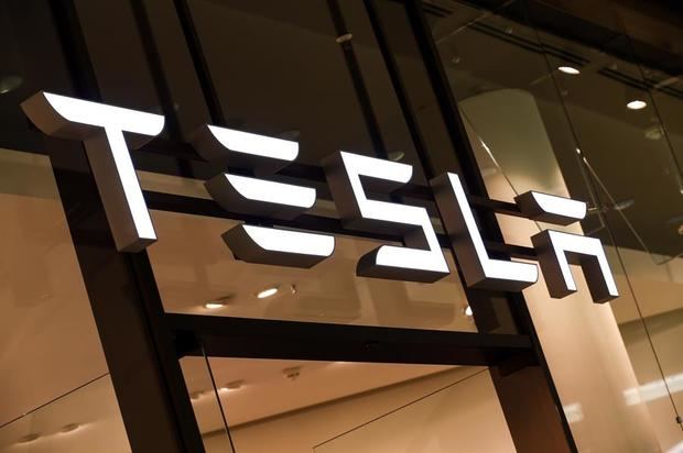 Únicamente Apple, Microsoft, Amazon y Google superan ahora mismo el valor de mercado de Tesla, que se revalorizó más de un 700 % durante el año 2020. 