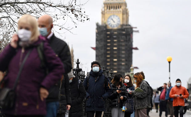 Decenas de personas esperan su turno para recibir una dosis de refuerzo de la vacuna anticovid en el hospital de St. Thomas, en Londres.