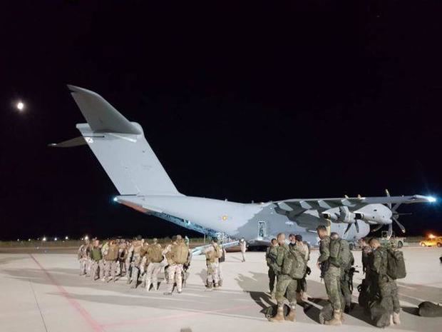 Imagen de los soldados embarcando en el avión, rumbo a Kabul.