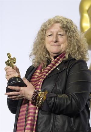 La diseñadora Jenny Beavan posa con su Óscar a Mejor Diseño de Vestuario por la película ''Mad Max Fury Road'' en la edición 88 de los Premios Óscar.