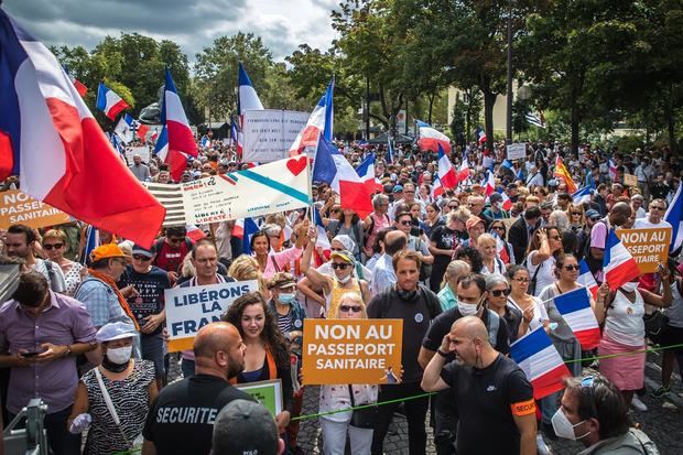 Decenas de miles de manifestantes en Francia contra el certificado sanitario
