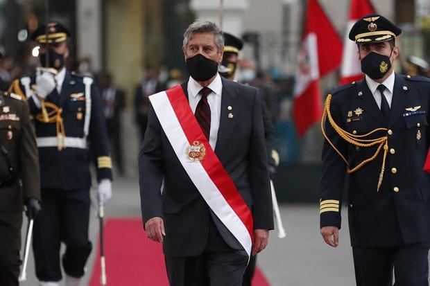 Francisco Sagasti sale del Congreso después de la investidura como nuevo presidente de Perú, hoy en Lima, Perú.