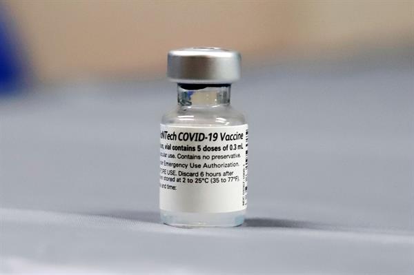 Vista de un recipiente de la vacuna de los laboratorios Pfizer/BioNTech contra la covid-19. 