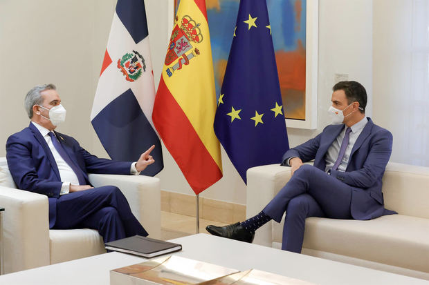 El presidente del Gobierno, Pedro Sánchez (d), durante su encuentro con el presidente de la República Dominicana, Luis Rodolfo Abinader, en el Palacio de La Moncloa.