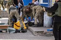 Soldados ucranianos retiran cuerpos de víctimas del ataque en la estación de tren de Kramatorsk, en el este del país, donde murieron al menos 35 personas, el 8 de abril de 2022.