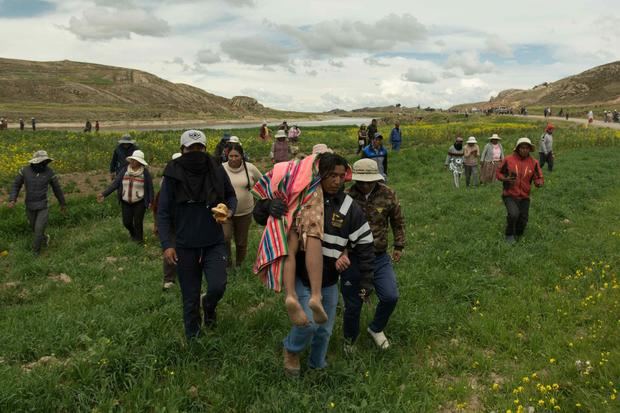 Pobladores rescatan a soldados del rio Llave en Puno, Perú.