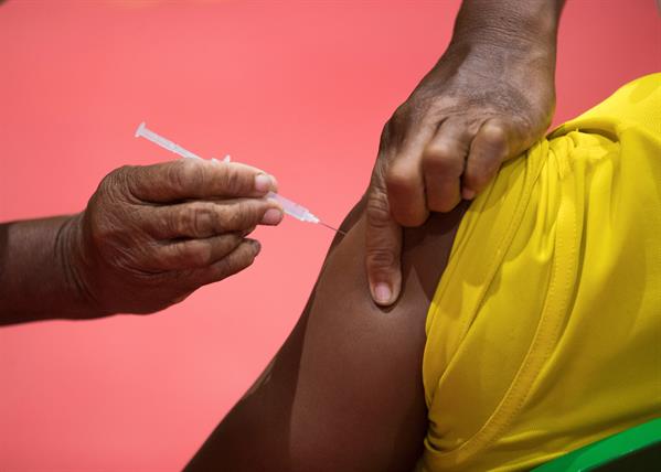 Fotografía de archivo de una persona mientras recibe la tercera dosis de la vacuna contra la covid-19 en un centro de vacunación en Santo Domingo (República Dominicana).
