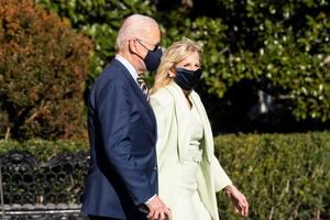 Biden y su esposa invitan a vacunarse contra la covid en su saludo de Pascuas