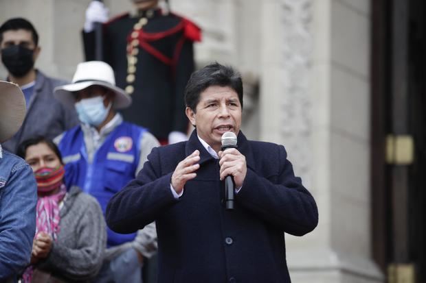 Fotografía cedida por la Presidencia de Perú que muestra al mandatario Pedro Castillo mientras realiza una declaración pública a la entrada del Palacio de Gobierno, en Lima (Perú). Imagen de archivo.