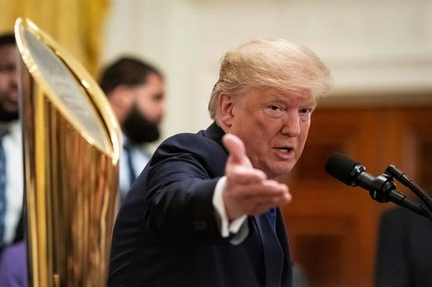 El presidente de los Estados Unidos, Donald J. Trump, habla durante un evento en honor a los miembros del equipo de fútbol de los Tigres de la Universidad Estatal de Louisiana en la Sala Este de la Casa Blanca en Washington, DC, EE. UU.