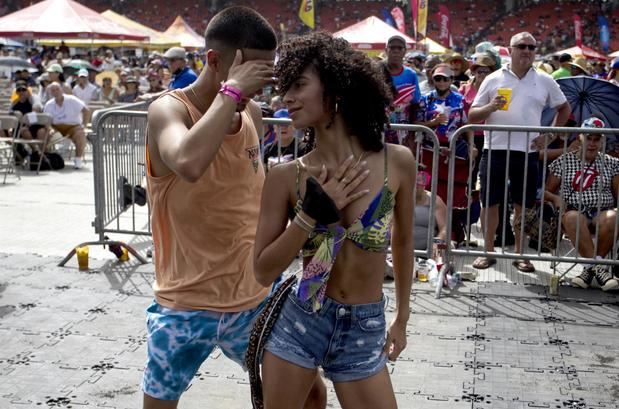 Una pareja baila durante su participación en el festival del Día Nacional de la Salsa celebrado hoy domingo en el estadio Hiram Bithorn en San Juan, Puerto Rico.