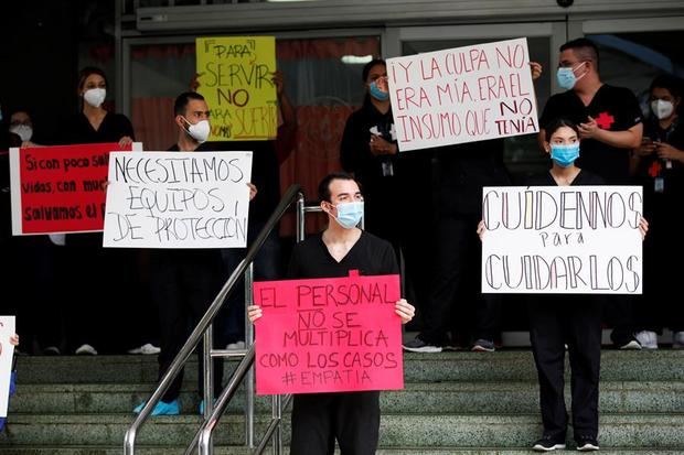 Trabajadores de la salud llevan una cruz roja como símbolo de ser recuperados de Covid-19, mientras protestan este jueves por la falta de suministros médicos en el Complejo Hospitalario Dr. Arnulfo Arias Madrid, en ciudad de Panamá (Panamá). 