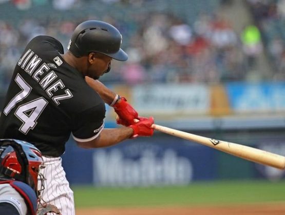 Eloy Jiménez bateó un jonrón de tres carreras en el primer inning y los Medias Blancas de Chicago.