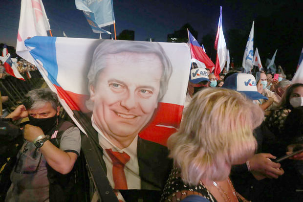 Seguidores del candidato presidencial chileno por el Partido Republicano, José Antonio Kast, fueron registrados este jueves, durante el cierre de campaña, en Santiago de Chile.