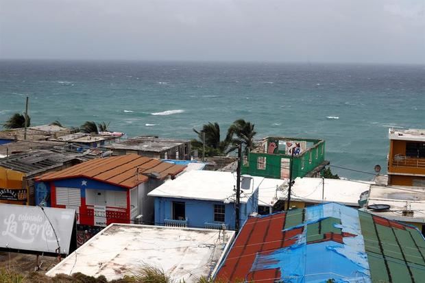 Vista de las aguas agitadas este miércoles en el Atlántico frente al barrio La Perla en la pared costera del norte del Viejo San Juan (Puerto Rico).