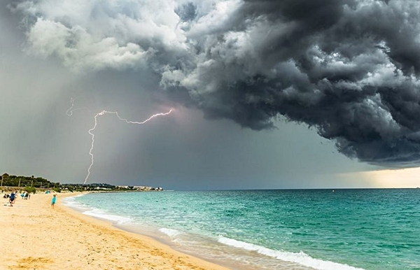Una tormenta llega a la playa de Barcelona, en España.