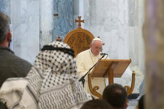 Una imagen proporcionada por los medios de comunicación del Vaticano muestra al Papa Francisco El Papa Francisco (C) habla en la Iglesia católica siríaca de la Inmaculada.
